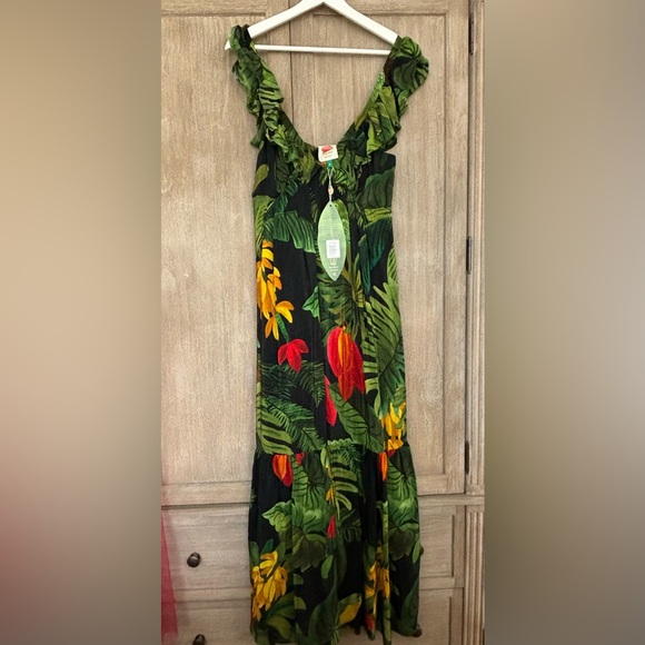 FARM Rio Dresses & Skirts - Beautiful V-neck summer print dress.